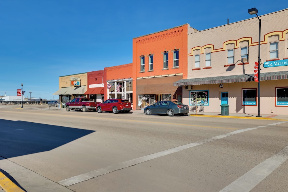 Downtown Emmett Apt: 7 Mi to Black Canyon Dam