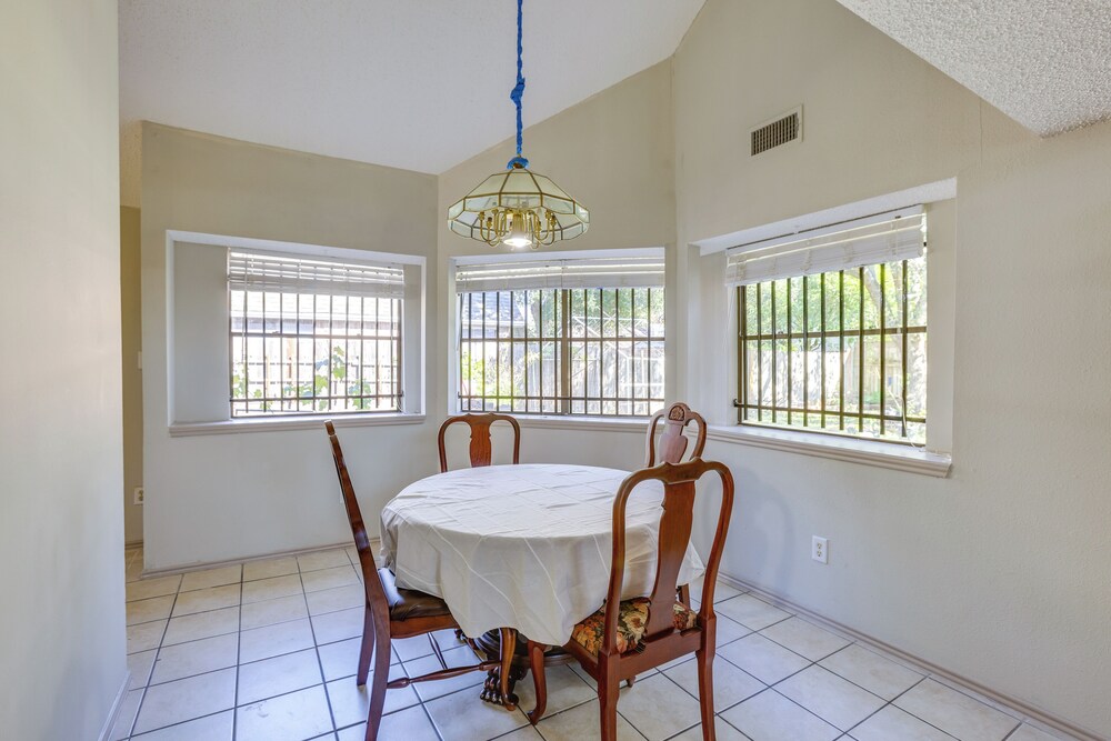 2 Mi to Houston Funplex: Home w/ Private Yard!