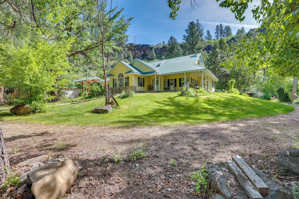 Riverfront & Lake Retreat: 17 Mi to Lucky Peak!