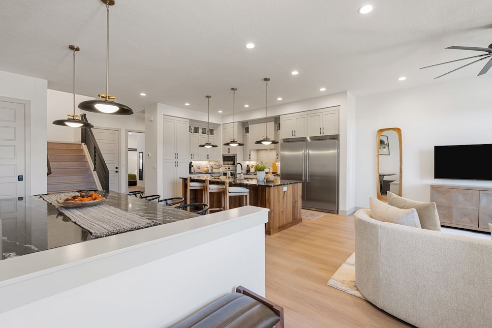 The Fish Bowl 6 Bedroom Townhouse