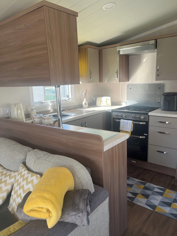 2-bed Cabin, Sleeps 4 in Cayton Bay
