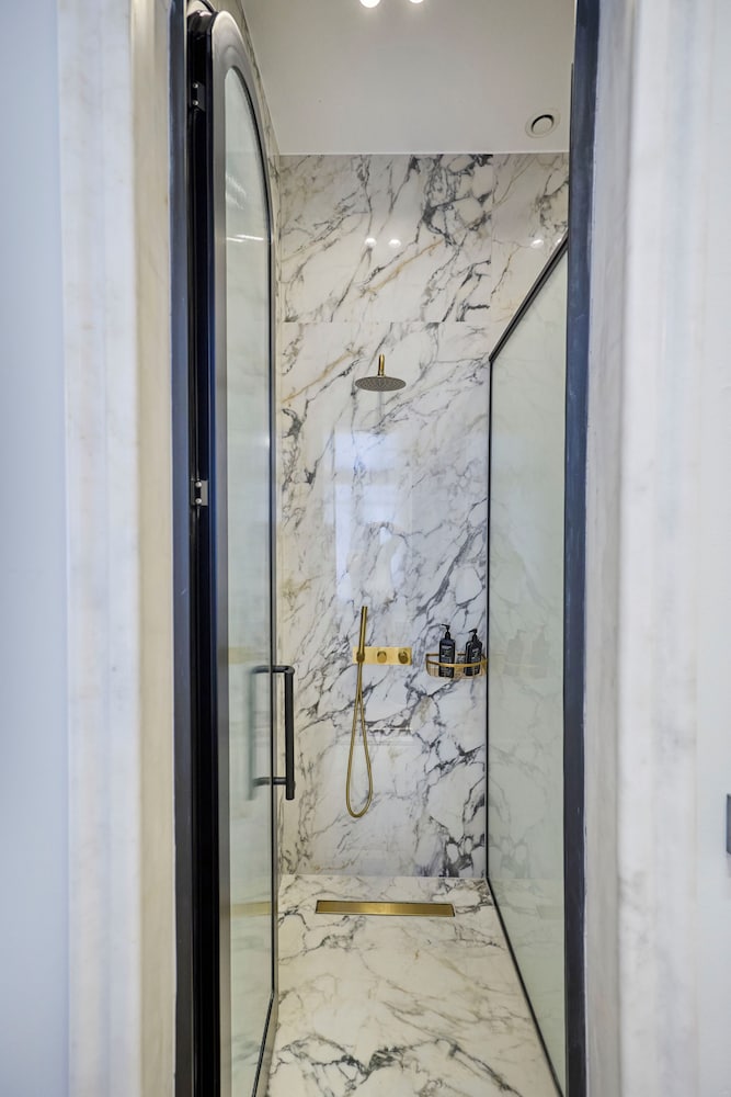 Ermou 99 Intelligent Private Suites