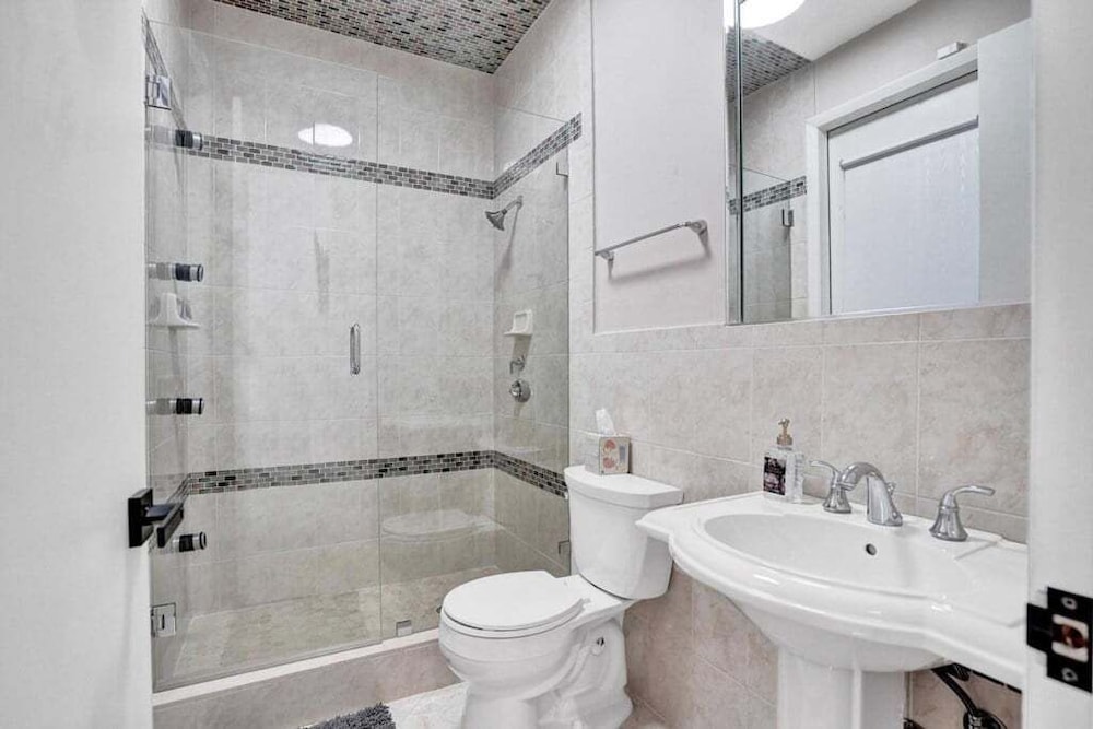 6br Elegant Hollywood Lakes Mansion W/ Pool & Spa 6 Bedroom Home