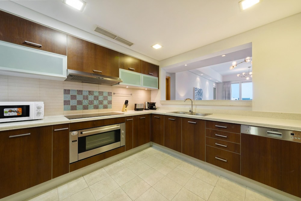 Exclusive Apt w Seafront Views Over Palm Jumeirah