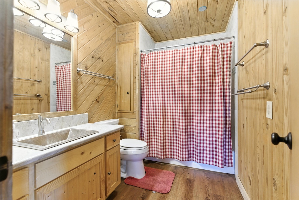Frio Rivers Edge In The Heart Of Hill Country 3 Bedroom Cabin