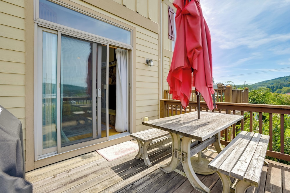 < Half-mi to Lake: Townhome w/ Hot Tub in Mchenry!
