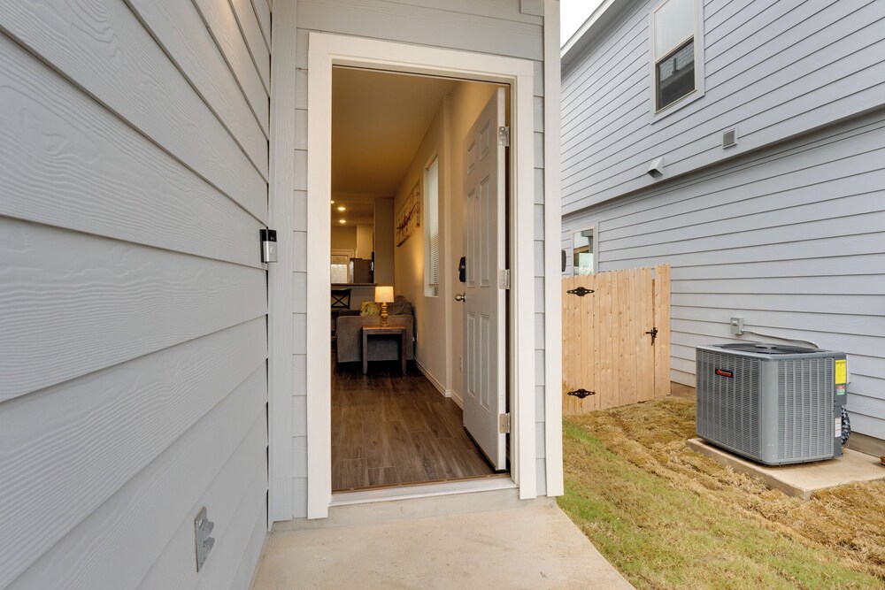 6 Mi to Lackland Afb: Hot Tub, Pool & Game Room!