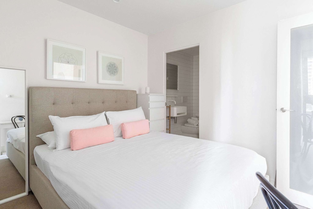 City View 2br, Free Parking, Bright & Central Apt