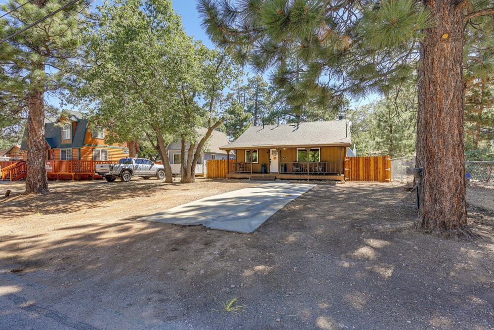 Near Slopes & Shores: Pet-friendly Sugarloaf Gem