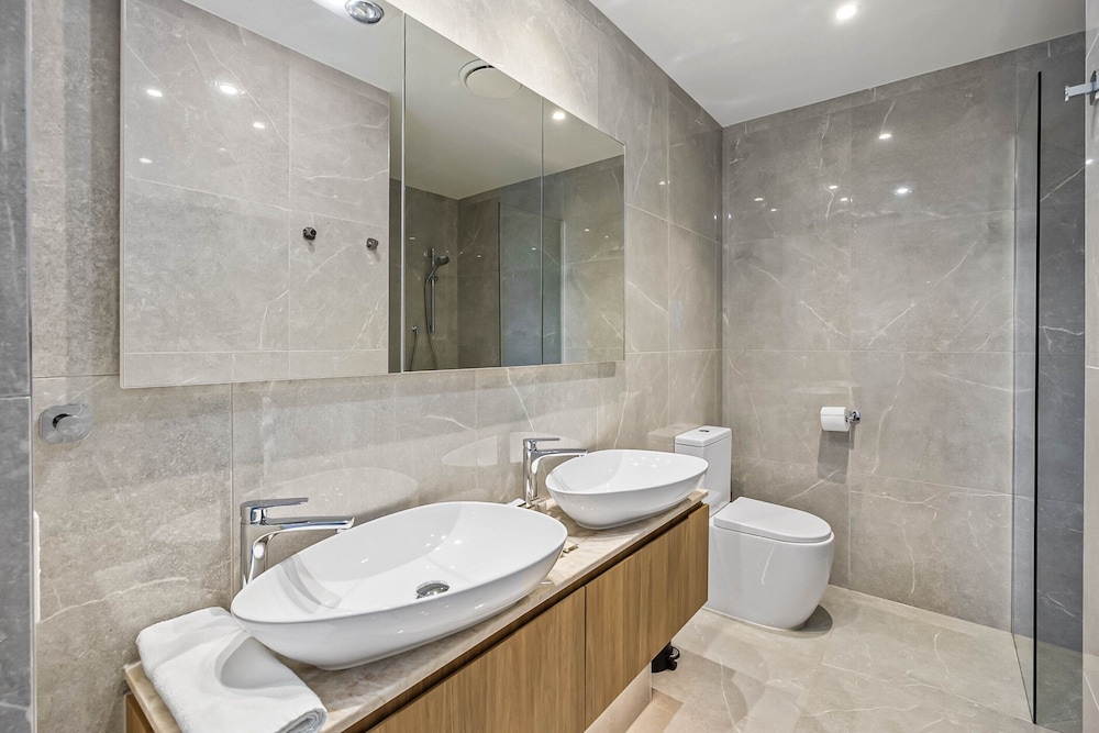 Waterfront 2-bed Oasis - Pool, Steam, Jacuzzi, Gym