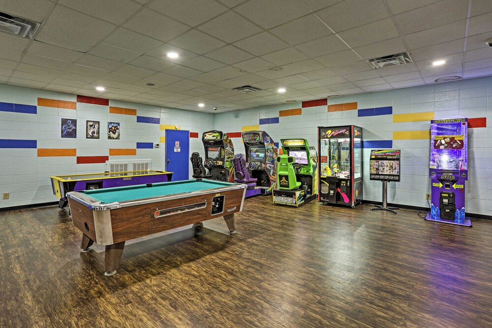 Pet-friendly Resort Cabin 5 Mi to Dtwn Ellijay!