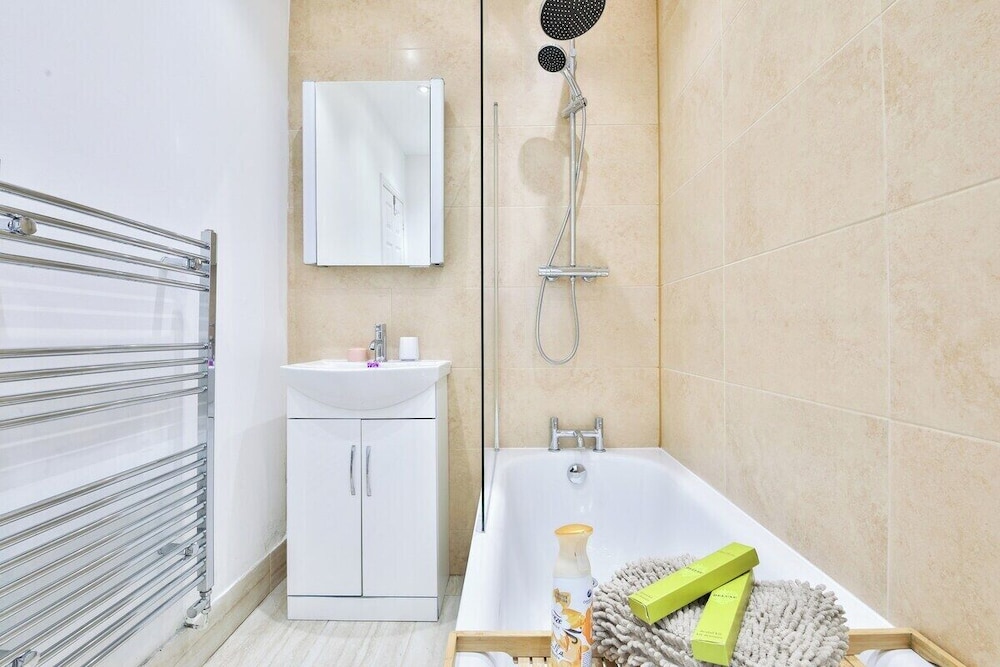 Homely 5 Bed House - 15 Mins to Cardiff City