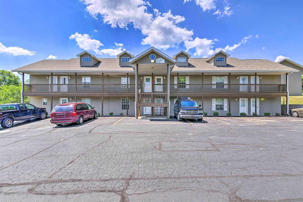 Cozy & Convenient Branson Condo w/ Balcony! view 2