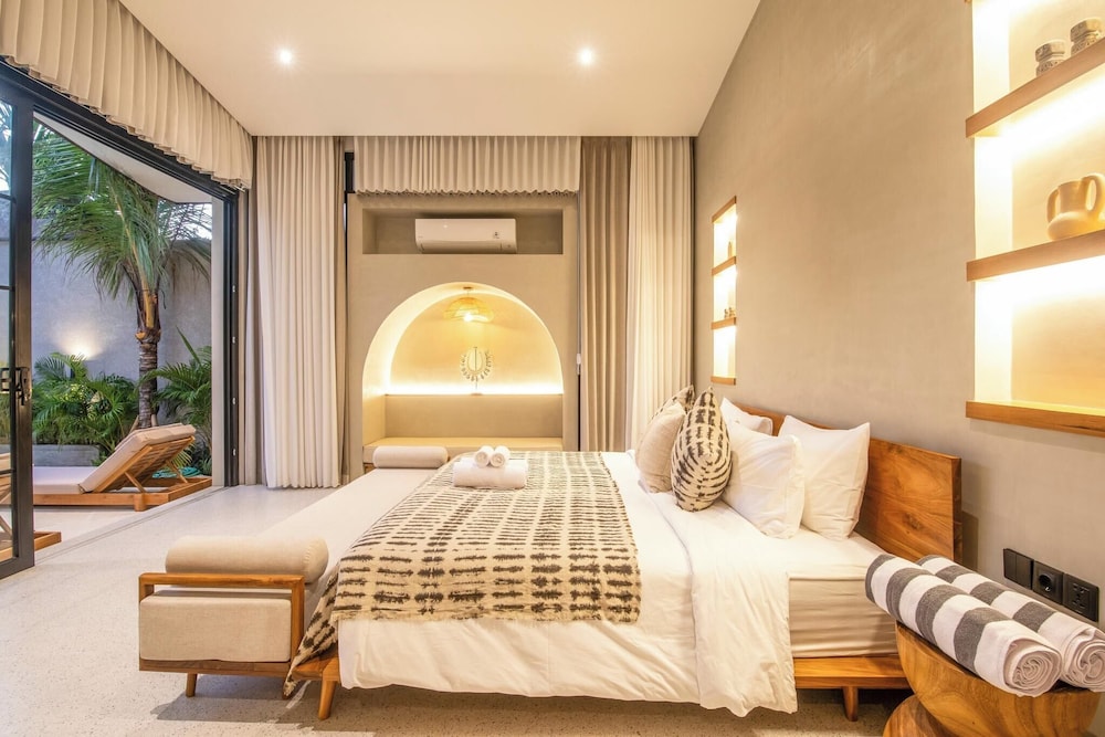 Stylish 5BR Boho Hideaway, 5 Minutes Bingin Beach
