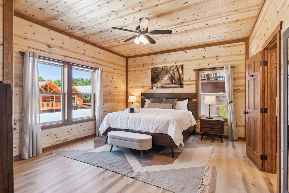 Splash Mountain Lodge 8 Bedroom Cabin