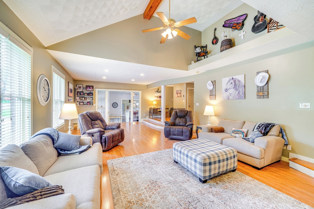 14 Mi to Dtwn Louisville: Holiday Vacation Home!