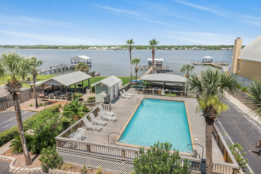 Lagoon Landing 202- Beautifully Decorated Condo With Balcony Pool Steps to Beach Lagoon