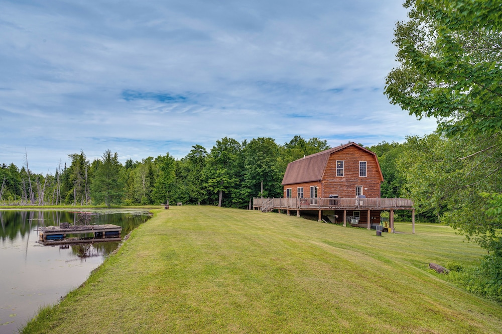 5 Mi to Jay Peak Resort: Cabin w/ Pond Access!