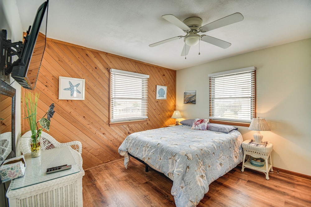 Walk to Beach + Restaurants: Outer Banks Retreat