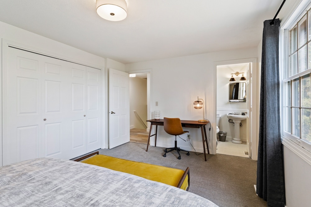 Serenity On 6th 30 Day Minimum 4 Bedroom Home by RedAwning