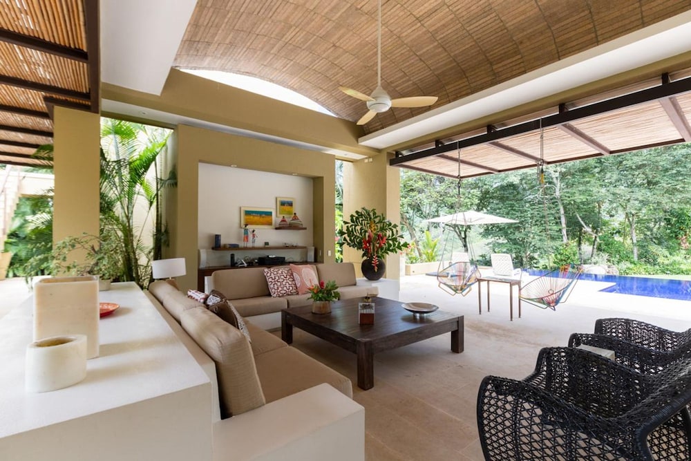 w Beautiful 4BR Villa at Mesa de Yeguas