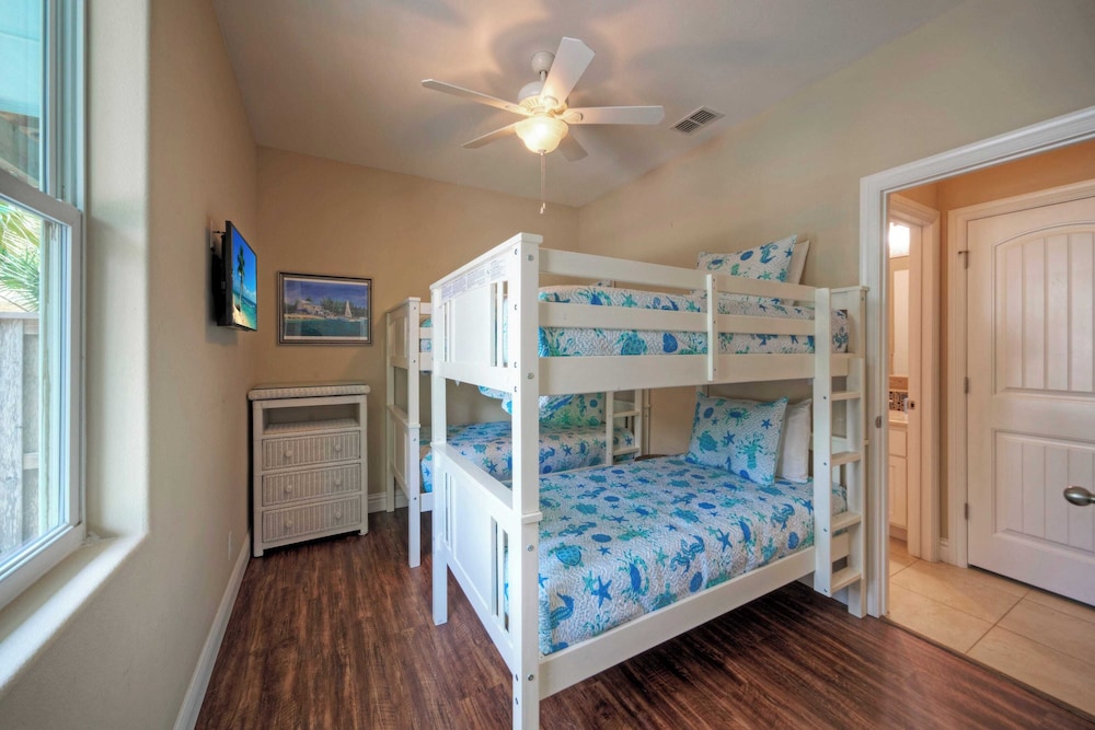 2 Homes in Las Palmeras by Avantstay Sleeps 18, Resort Pool + Private Patio Walk to Town, Golf Cart Zone