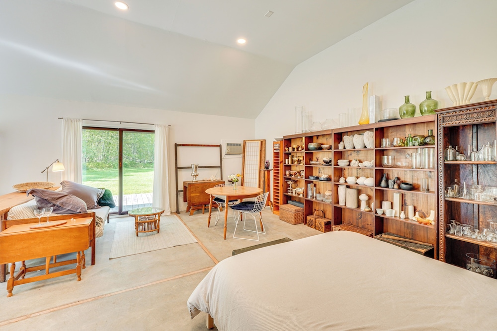 Highland 1850s Studio Barn on Sprawling 4.5 Acres!