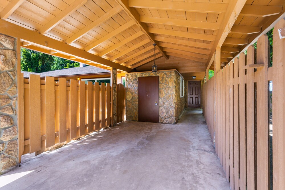 Comfy Stay in Bellevue w Parking Included