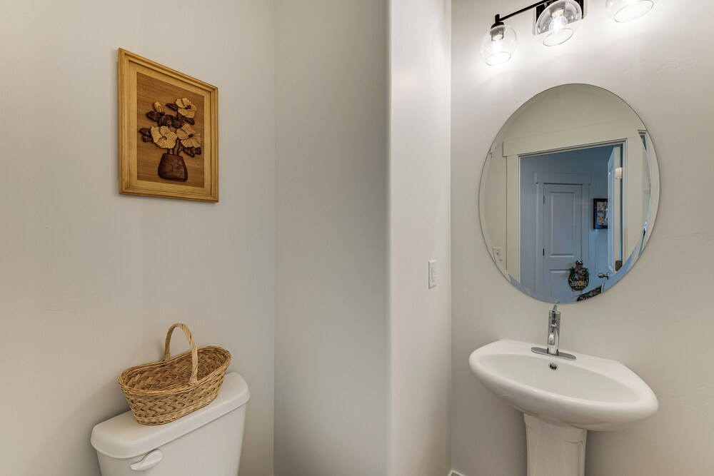5 Mi to Trails: Townhome in Eagle Mountain