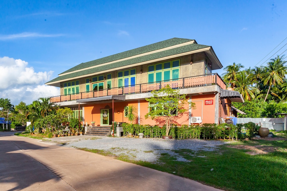 Tonmai Suites