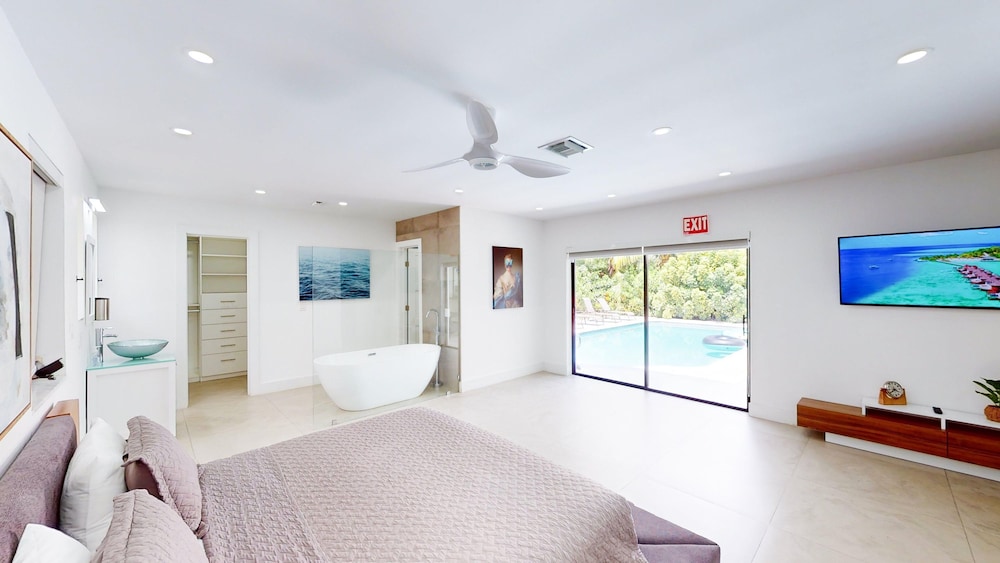 Villa Shapira 6BR Luxurious Designer Home With Heated Pool
