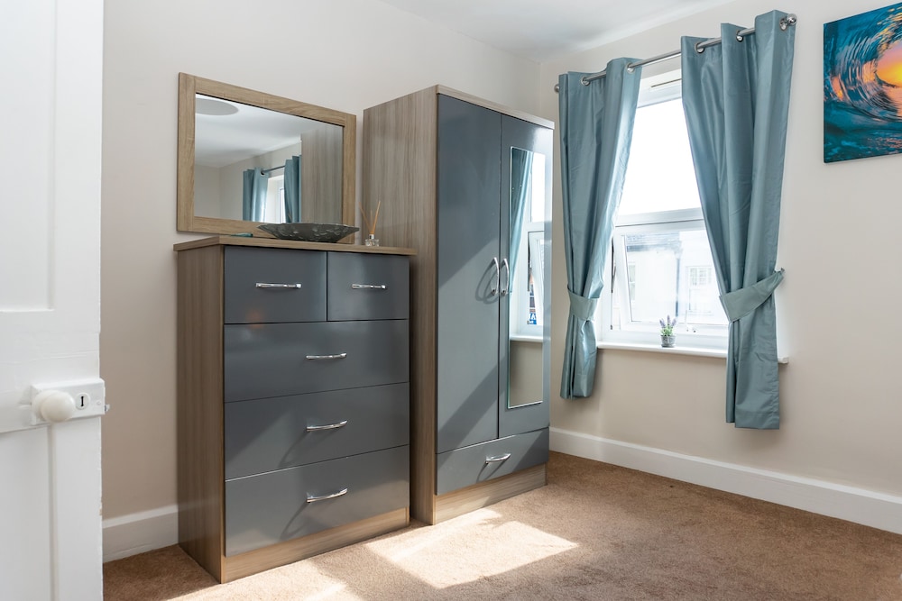 Comfy, 2 Bed House, Sleeps 6 with Garden and Free Parking in Cheltenham view 3