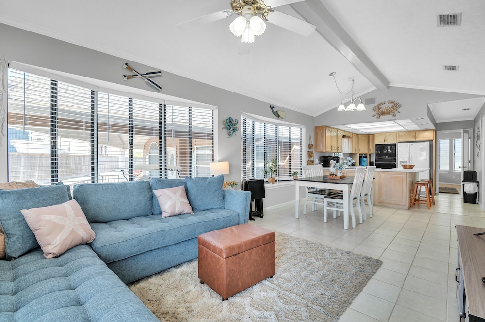 Spacious Home With Beach Access 3 Bedroom Home