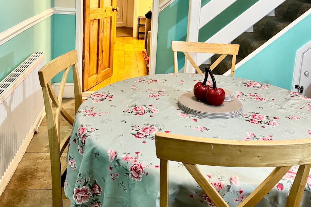 House - Sleeps 9 - Garden - Pet Friendly - Parking