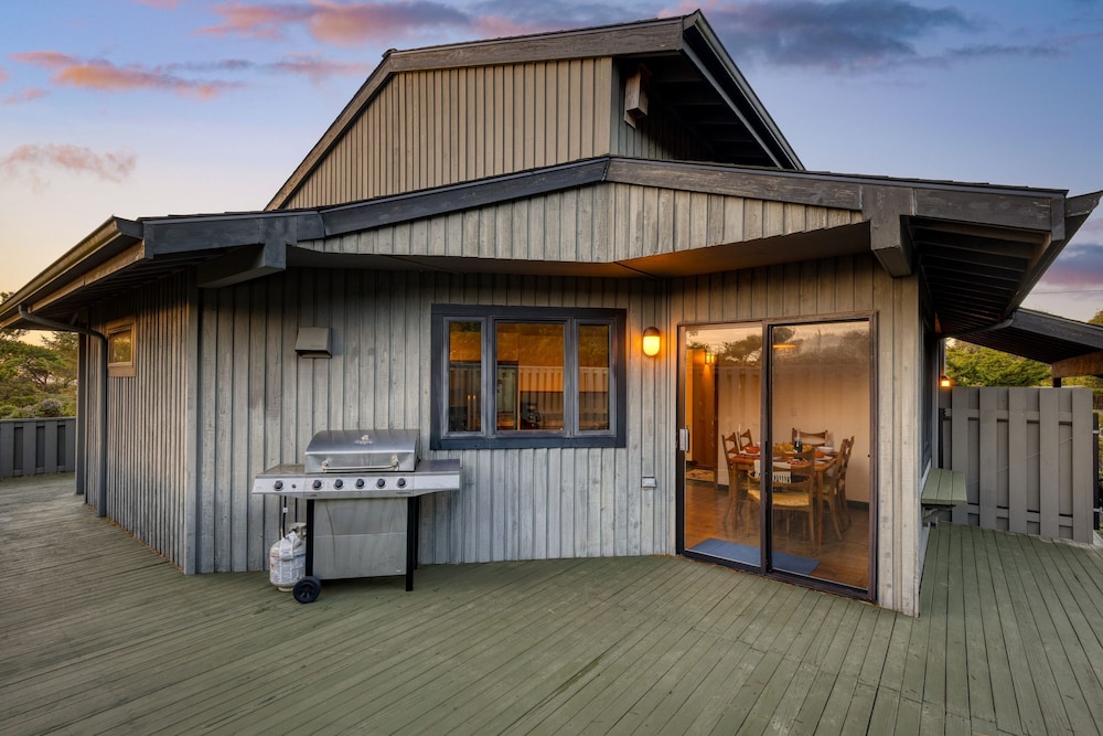 Half Block to Beach w Oceanview Patio Balcony The Shore Pine by Avantstay