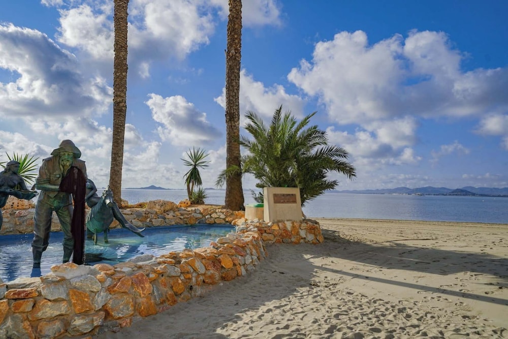 Modern 3-bed Apt, Sleeps 7, 6 Min Walk to Beach