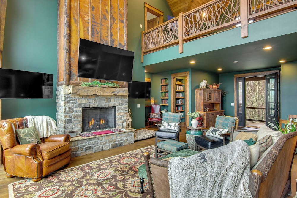 Sip on Deck & Enjoy Views! Mtn Lodge in Glenville