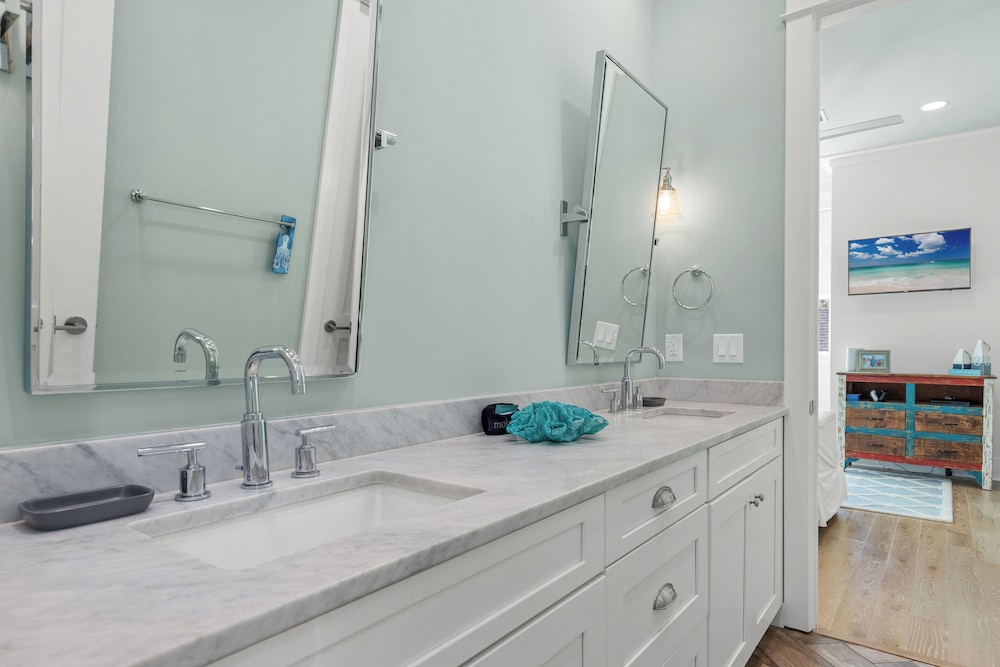 Sea Dlight: 3BR Beach Home Sleeps 10 With 4 Bikes in Watersound West