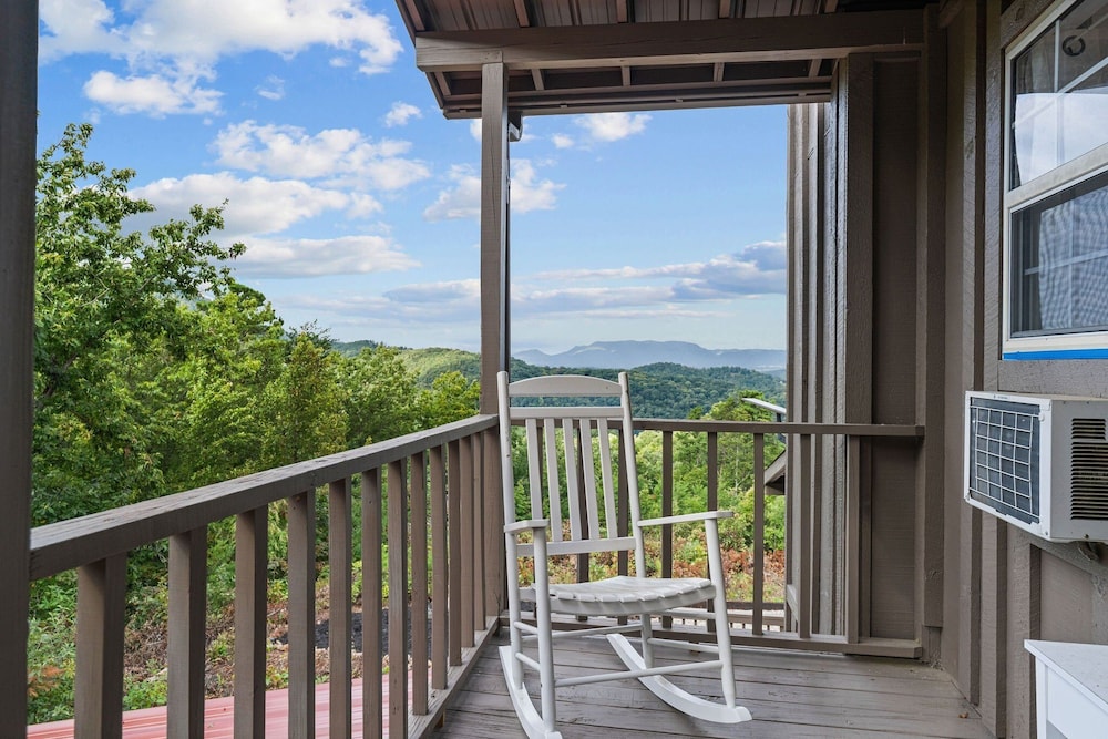 John Wayne View 3 Bedroom Cabin