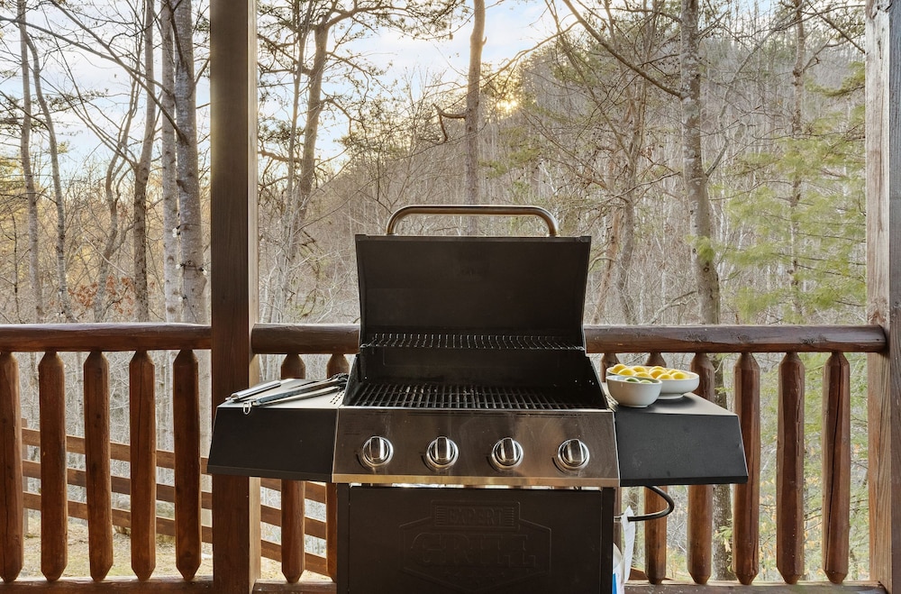 Riverbend Redesigned Cabin Hot Tub Firepit Billiards Mins to Pigeon Forge