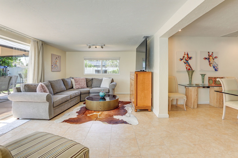 Poolside Oasis 6 Mi to Beaches: Sarasota Hideaway!
