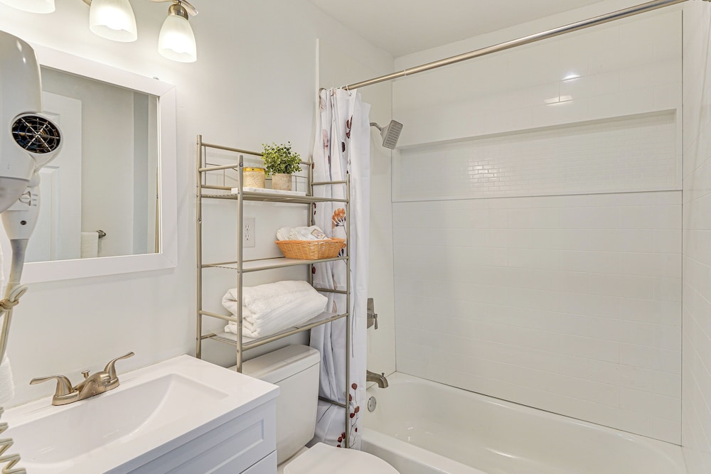 Close to Shops, Eats & Hospital: Roxboro Retreat