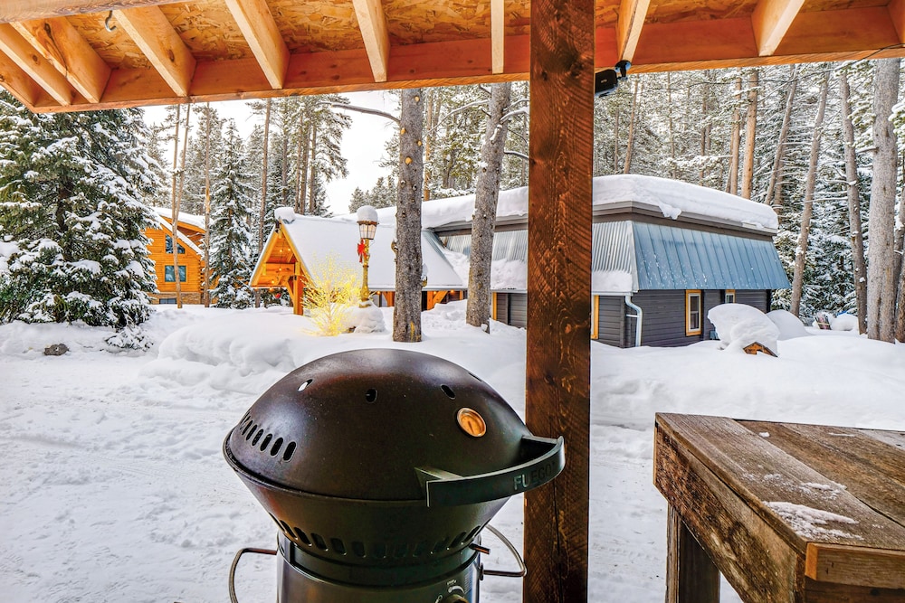 5 Mi to Breckenridge Ski Resort: Cozy Wood Cabin!