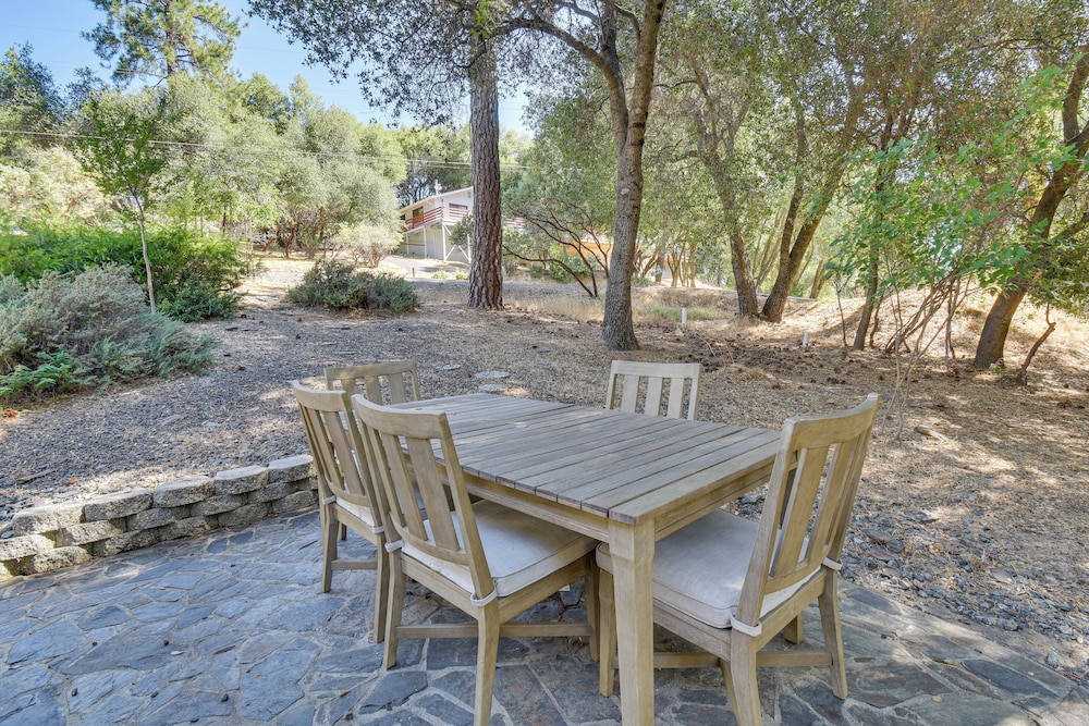 Gateway to Yosemite: Group-friendly Groveland Home