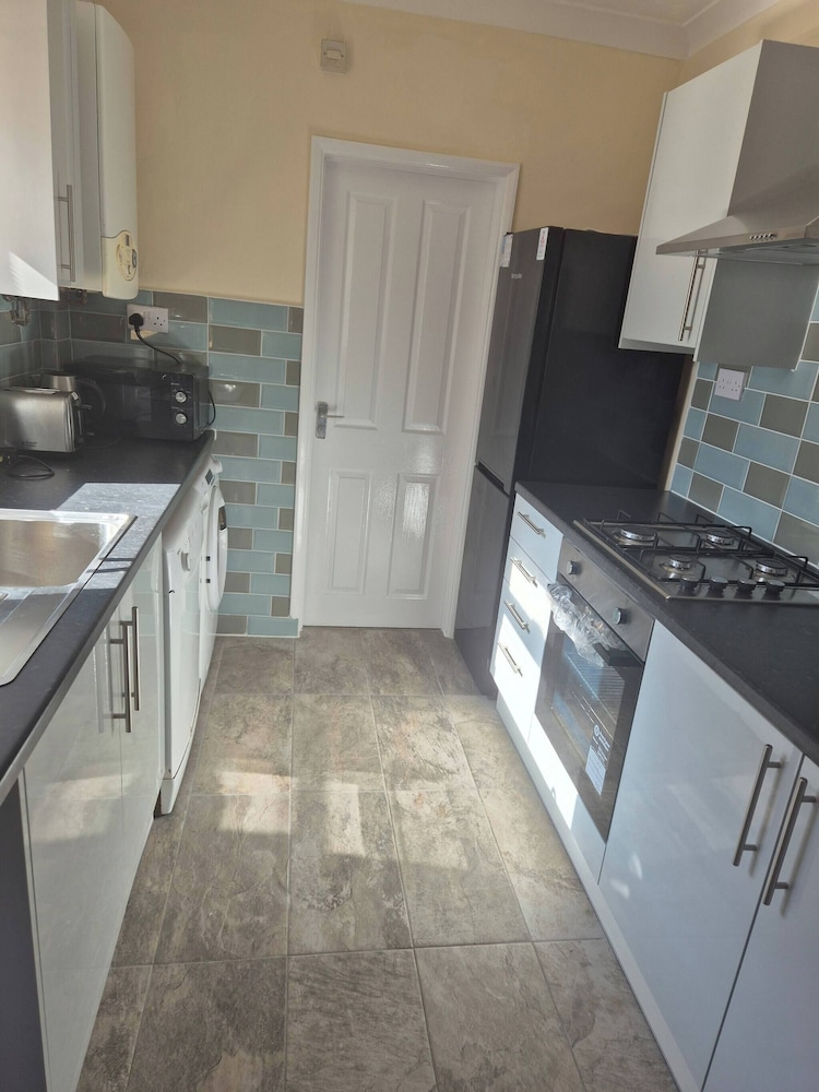 Spacious Large 4BR Home Train Station University