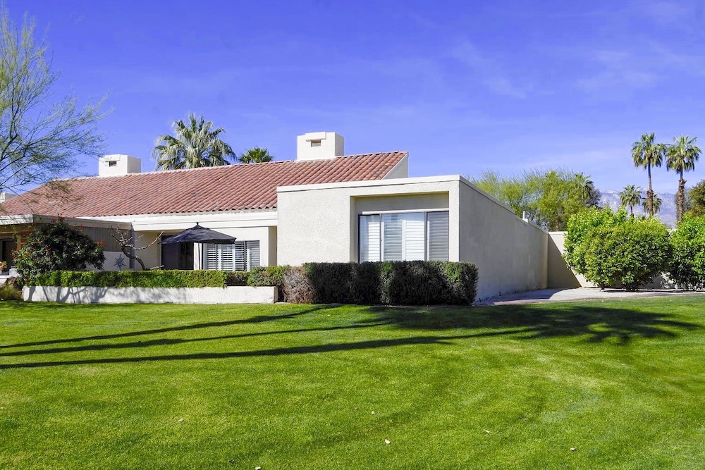 Sleek Rancho Mirage Villa: Patio, Pool, Golf! view 4