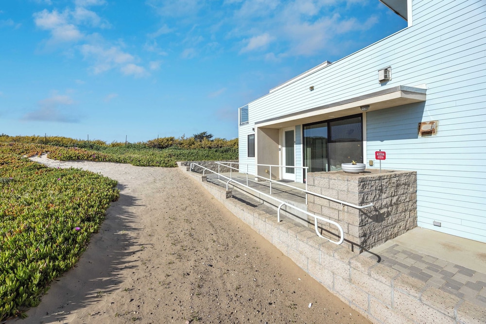 Beachfront 2BR w/ Deck, Views & Direct Sand Access Strand Way A