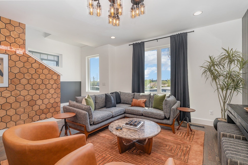 Groovy -rooftop Patio w/ Hot Tub -mins to Broadway