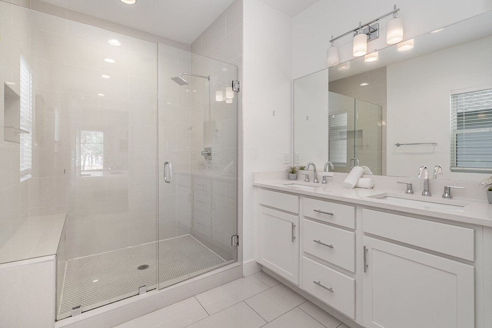 Jade - Private Patio and Balcony - Near Germantown