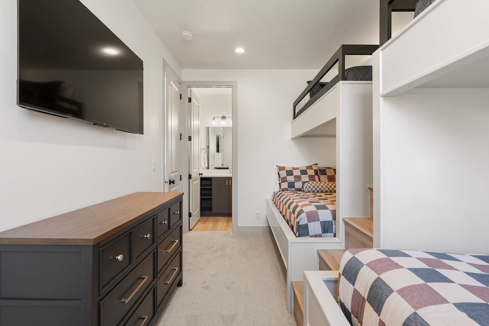 Coastline Cottage 5 Bedroom Townhouse